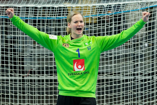 Sveriges målvakt Johanna Bundsen jublar