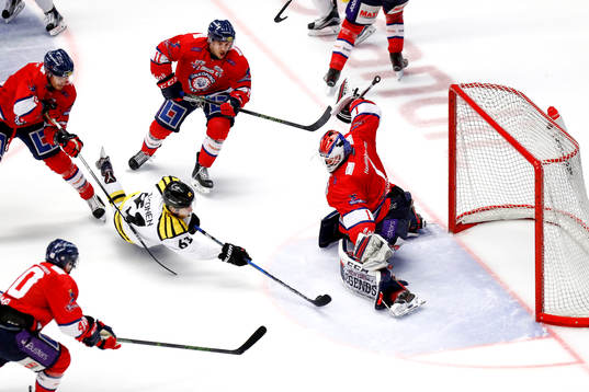 Brynäs Juuso Ikonen oroar framför Linköpings målvakt