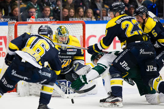 s målvakt Linus Söderström räddar