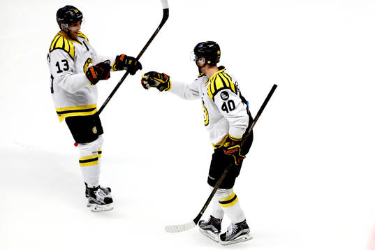 Brynäs Ryan Gunderson och Jesper Jensen jublar