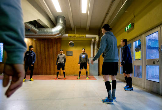Karlskogaspelarna värmer upp med fotboll