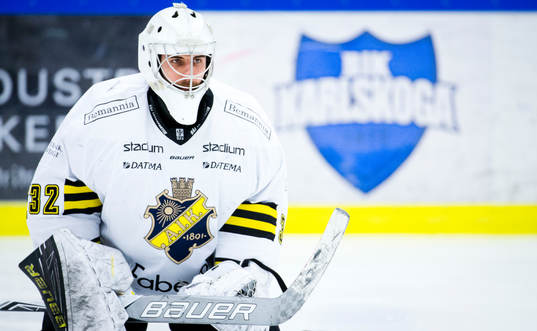 s målvakt Gasper Kroselj och Karlskogas logotyp i