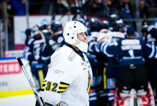s målvakt Gasper Kroselj deppar