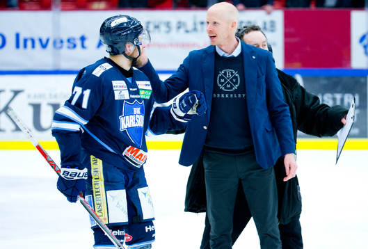 Karlskogas Carl Berglund jublar med tränare Tobias Thermell