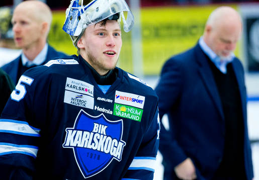 Karlskogas målvakt Emil Kruse jublar