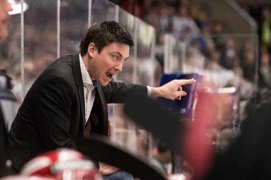 Moras tränare Jeremy Colliton  i ishockeymatchen i