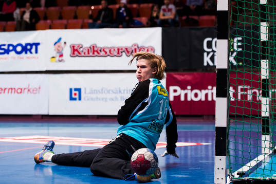 Redbergslids målvakt Tobias Thulin räddar ett skott