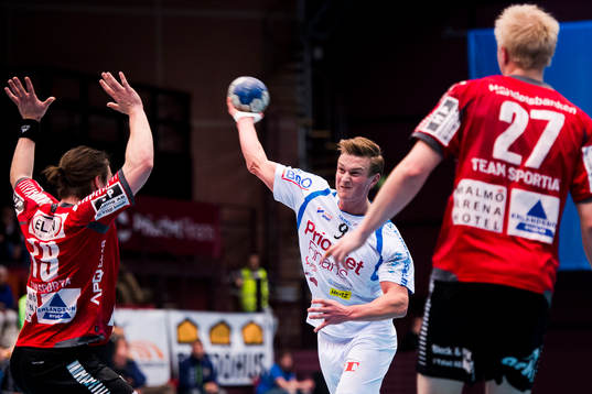 Redbergslids Jonathan Carlsbogård skjuter mot försvarande
