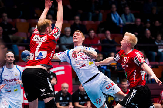 IFK Ystads Henrik Dahlberg och Johan Nilsson försvarar mot