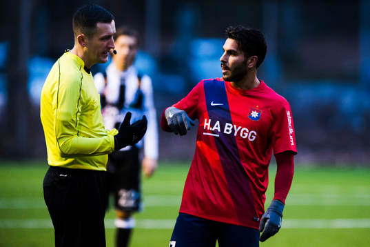 Domaren Nermin Cisic diskuterar med Örgrytes William