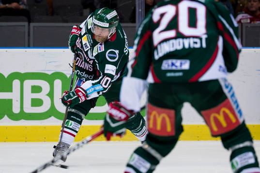 Frölundas Sean Bergenheim skjuter ett skott