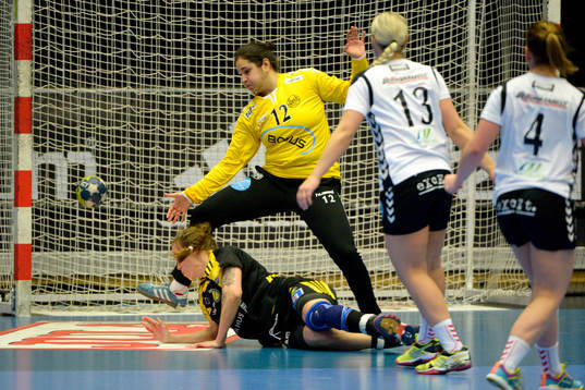 Sävehofs Thess Krönell och Heids målvakt Jennifer Hama