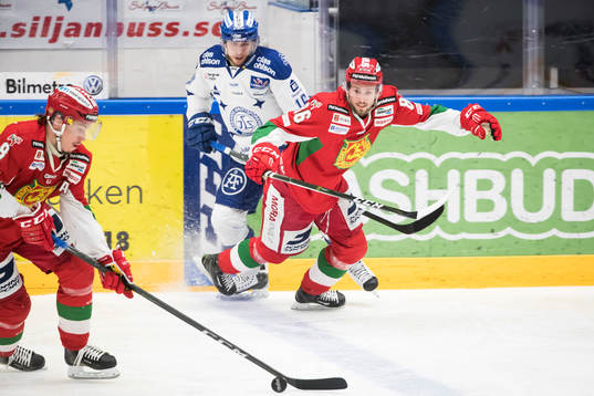 Moras Kevin Gagné med pucken framför Leksands János