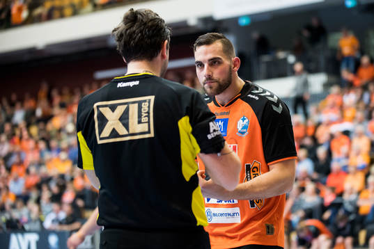Kristianstads Mario Lipovac i samtal med domaren Mirza