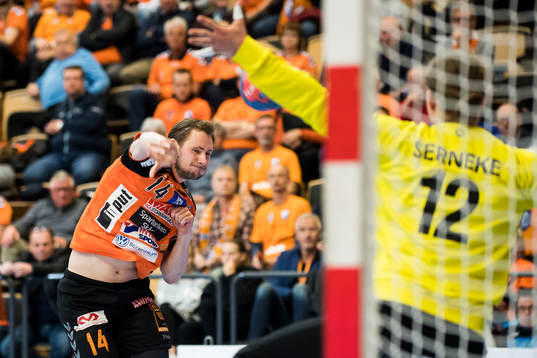 Kristianstads Viktor Hallén och Alingsås målvakt Erik