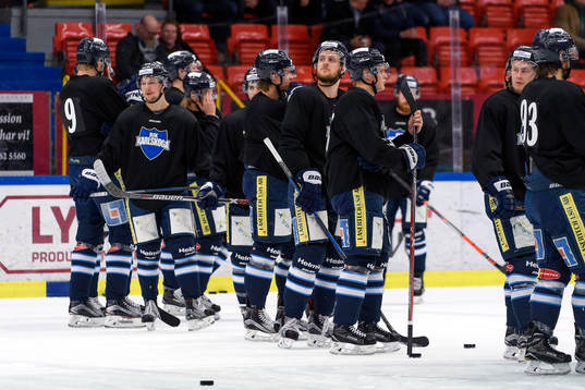 Karlskogas spelare värmer upp innan ishockeymatchen i