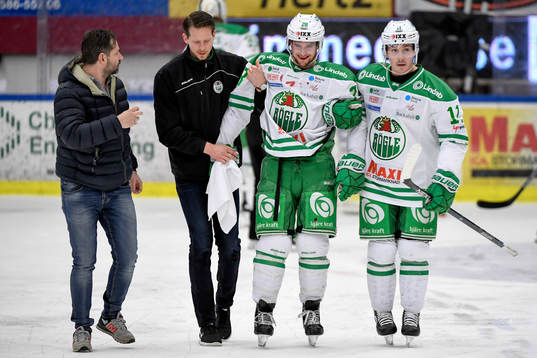 Rögles Cade Fairchild får hjälp av isen