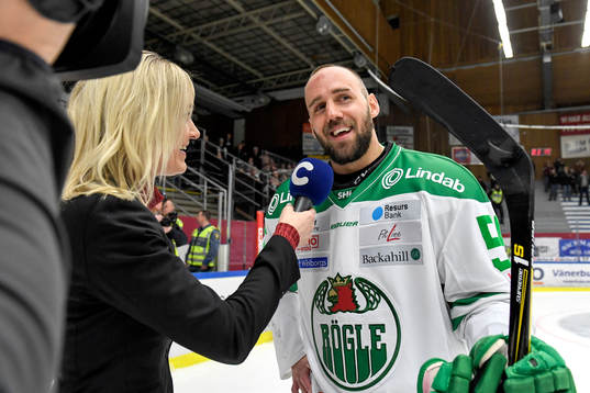 Rögles Felix Schütz blir intervjuad av Cmores Ida