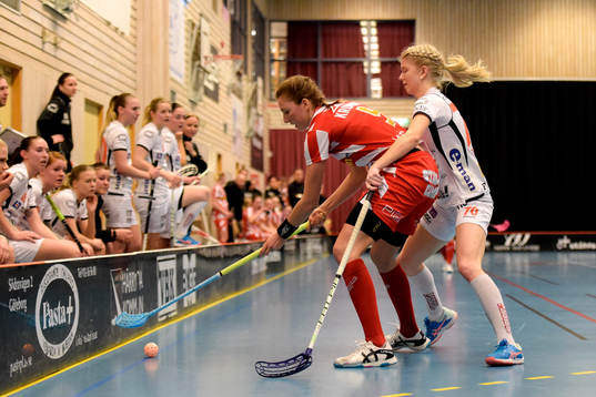Pixbos Eliska Krupnova och Rönnbys Jonna Sjöberg