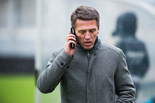 IFK Göteborgs sportchef Mats Gren pratar i telefon