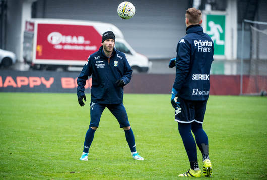 IFK Göteborgs Emil Salomonsson och målvakt Pontus Dahlberg