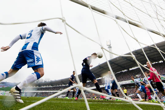Malmö FFs Pawel Cibicki nickar in 1-1