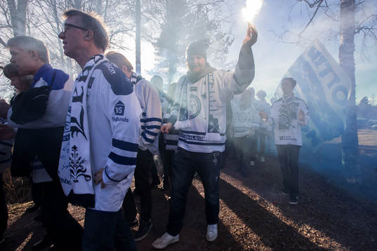Leksands supporters innan ishockeymatchen i direktkvalet