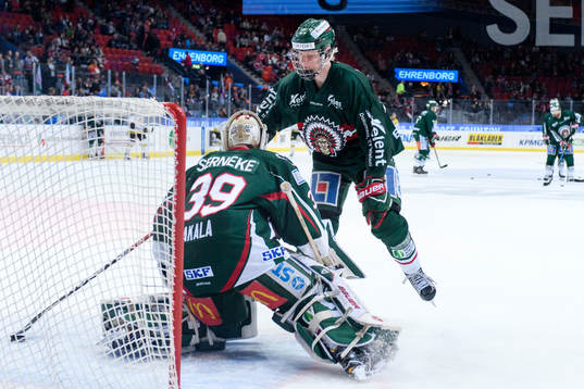 Frölundas Rasmus Dahlin värmer upp innan semifinal 1 i