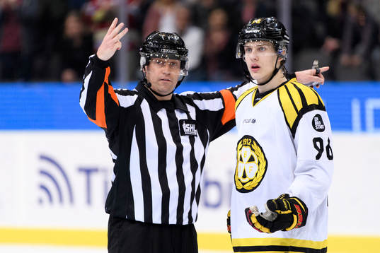 Domare Sören Persson tecknar för tre spelare på isen