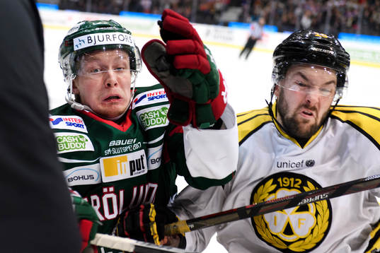 Frölundas John Nyberg tacklas av Brynäs Simon Bertilsson
