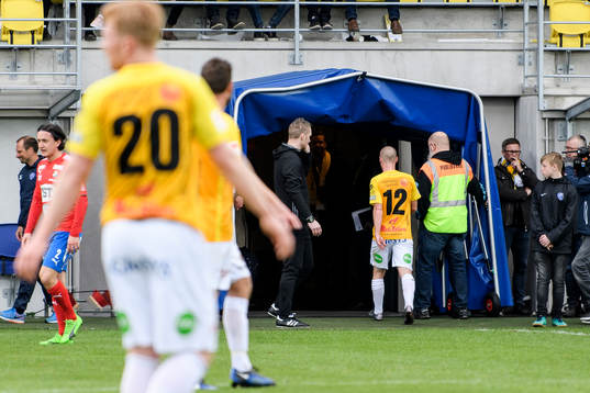 Falkenbergs Christoffer Carlsson blir utvisad