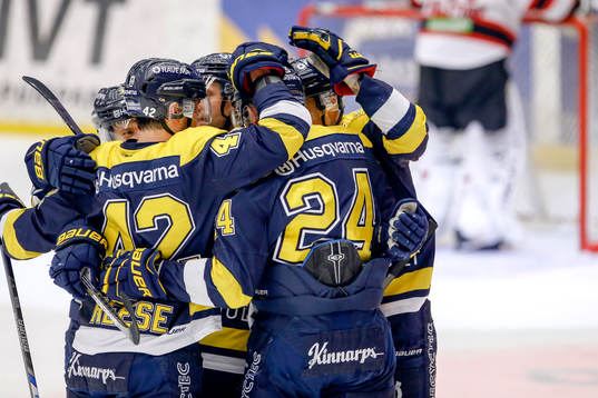 s Erik Christensen jublar med lagkamrater