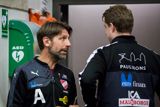 Lugis tränare Tomas Axnér i diskussion med assisterande
