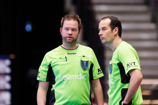 Domarna Mikael Johansson och Jasmin Kliko