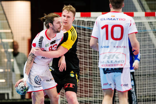 HK Malmös Fredrik Petersen stoppas av Sävehofs Viktor