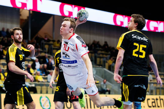 Sävehofs Niclas Fingren och Olle Forsell-Schefvert ser HK