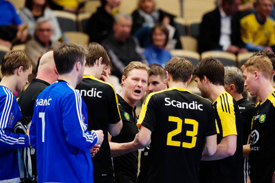 Sävehofs tränare Robert Wedberg instruerar spelarna
