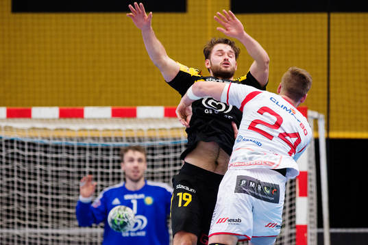 Sävehofs Niclas Fingren försvarar mot HK Malmös Linus