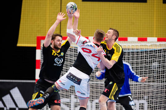 Sävehofs Niclas Fingren och Jonas Larholm förvarar mot HK