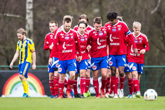 Sävedalens spelare jublar och Eskilsminnes Mathias Unkuri