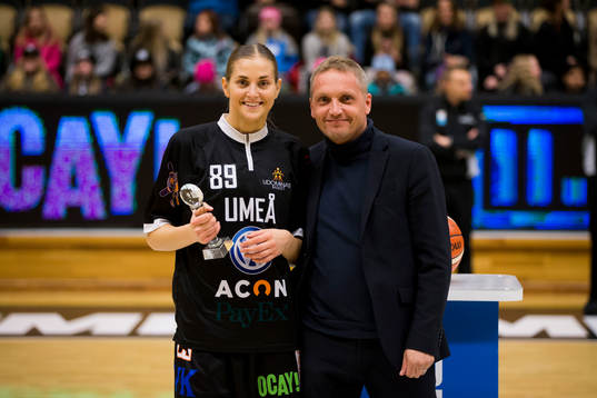 Udominates Martina Stålvant blir tilldelad priset för