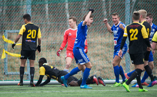 Asarum har gjort mål och jublar i matchen i division 2