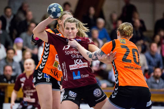 Lugis Ebba Engdahl tar sig igenom Kristianstads försvar