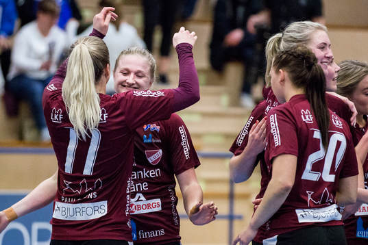 Lugis Melissa Petrén och Hanna Blomstrand jublar