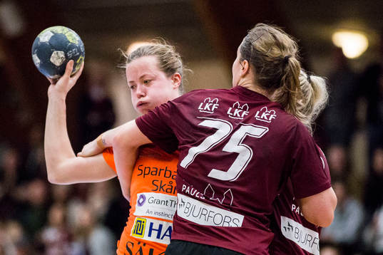 Kristianstads Linnea Jönsson stoppas av Lugis Anna