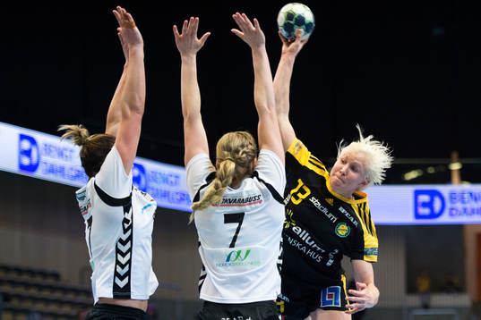 Heids Annica Smidje och Johanna Forsberg försvarar ett