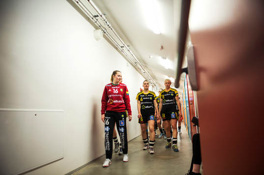 Sävehofs målvakt Hanna Eriksson, Ida Odén och Elin