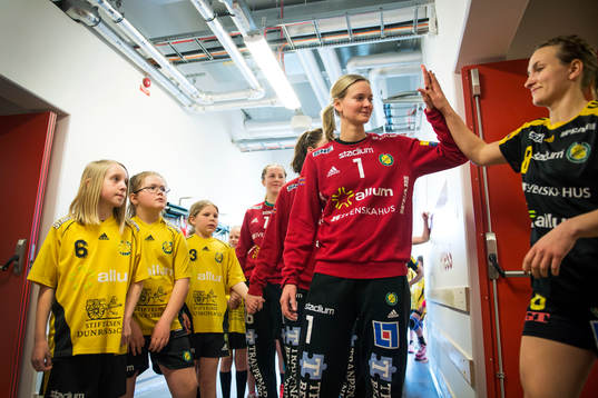 Sävehofs målvakt Johanna Bundsen och Elin Enhörning