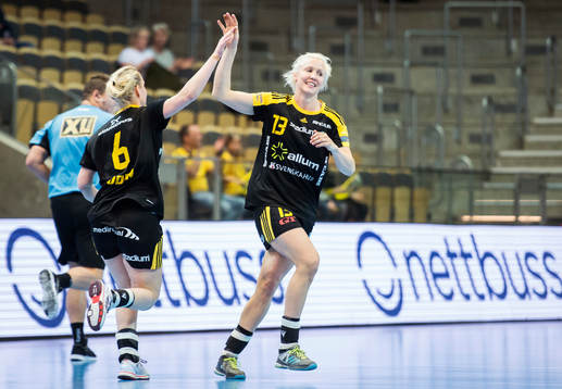 Sävehofs Ida Odén och Sävehofs Elin Hallagård jublar