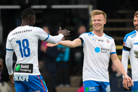 Helsingborgs Oke Akpoveta och Andreas Landgren jublar
